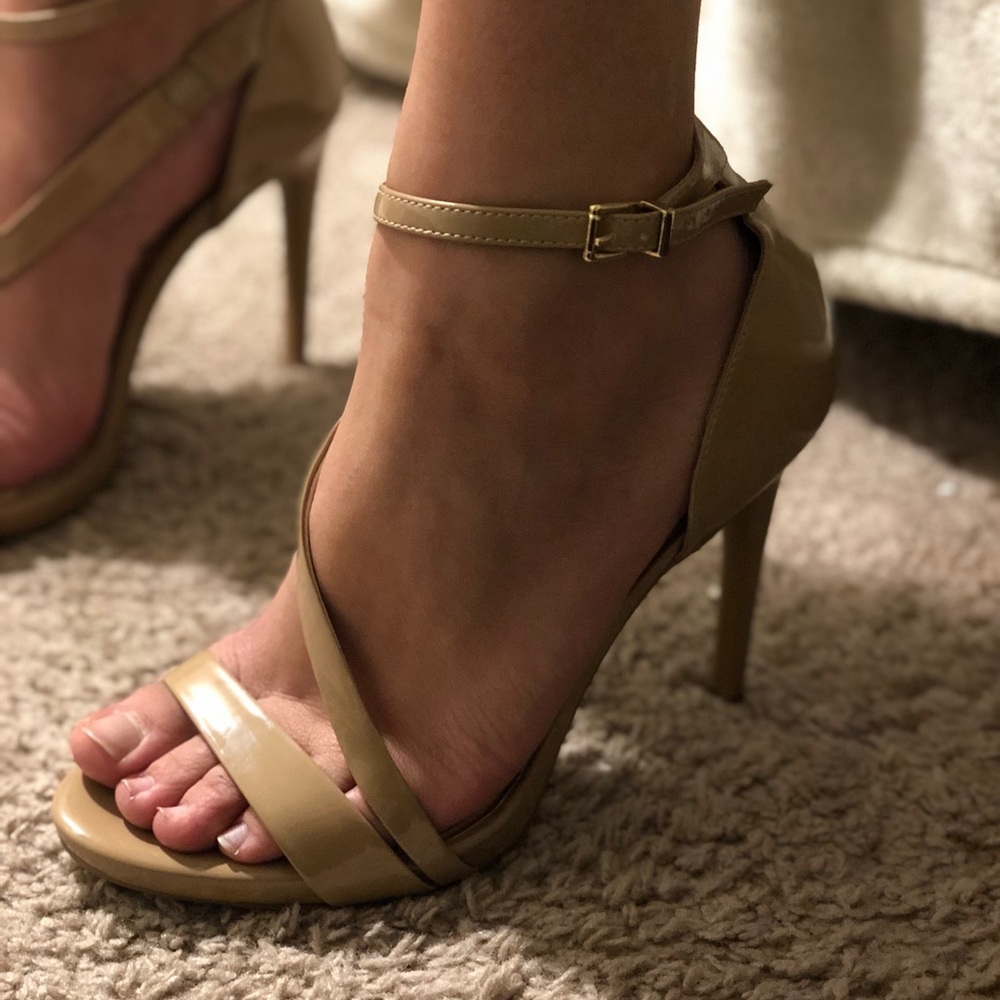 Jessica Simpson beige strappy heel
